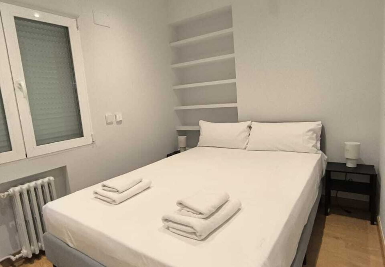 Alquiler por habitaciones en Madrid - Chamartín Smart Stay | Habitación Doble con Gran Conectividad