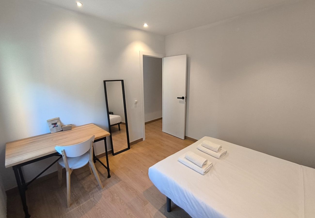 Alquiler por habitaciones en Madrid - Chamartín Smart Stay | Habitación Doble con Gran Conectividad