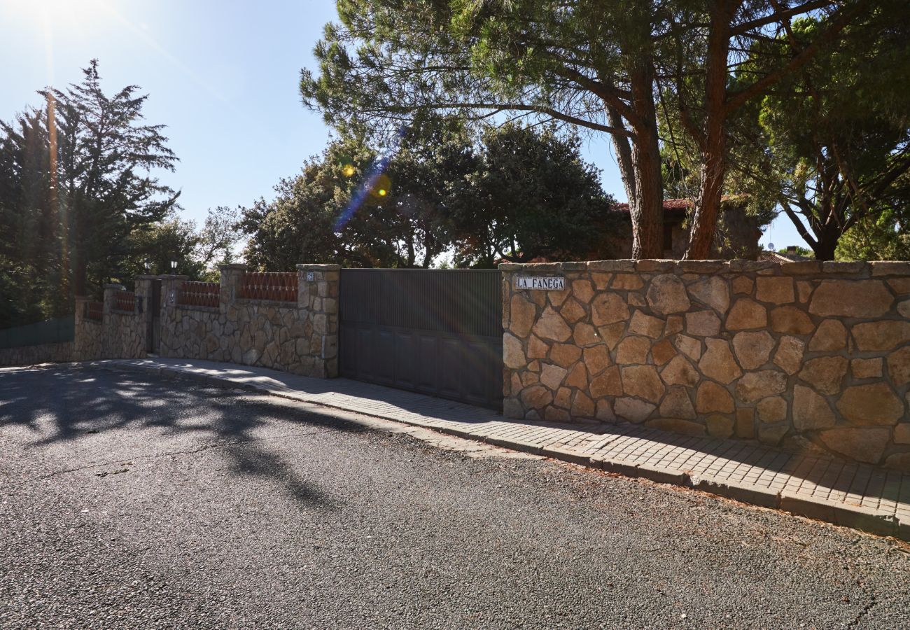 Casa rural en Peñalba - Complejo Fanega · Naturaleza, confort y piscina en Peñalba ✨