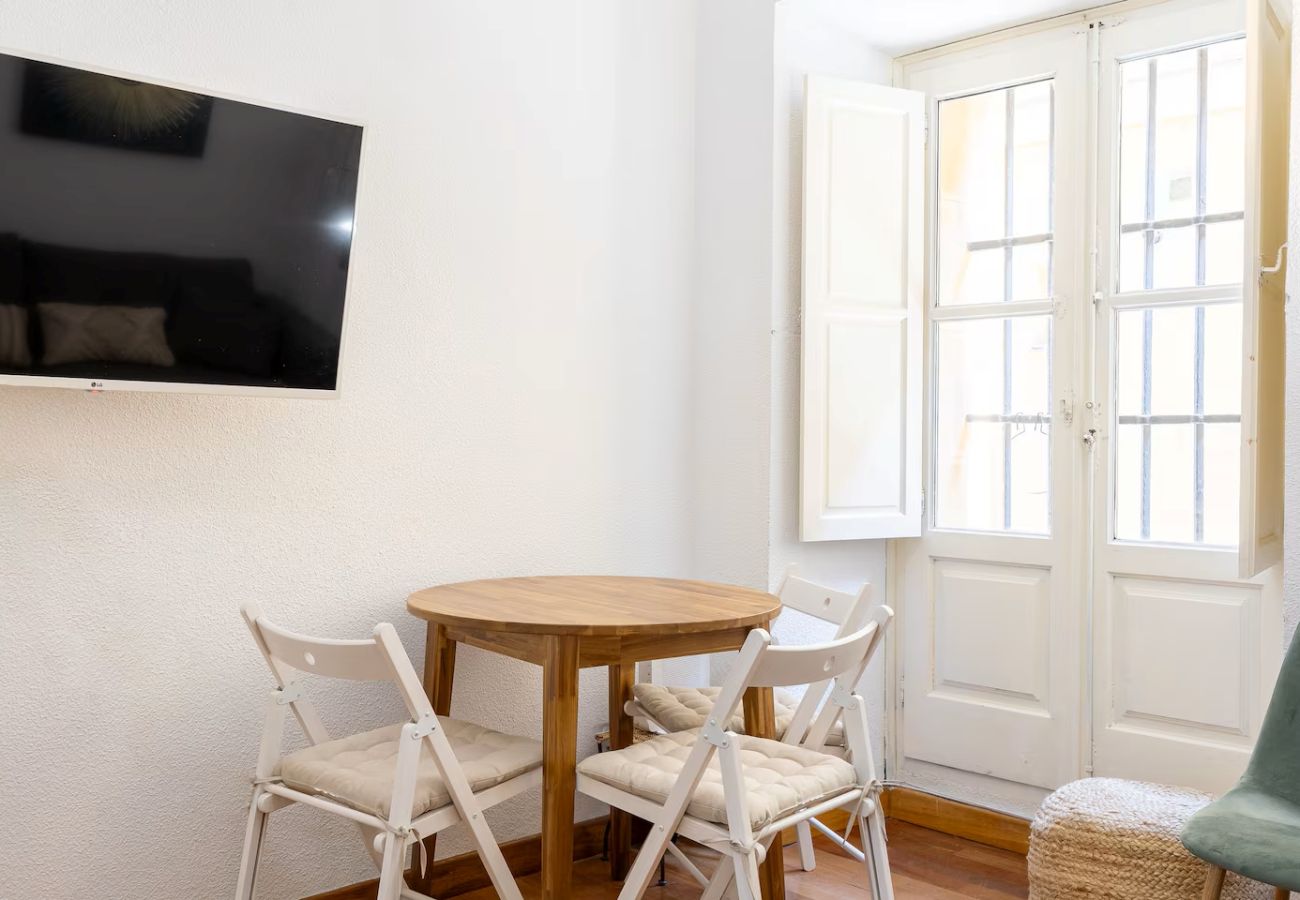 Apartamento en Madrid - Acogedor Apartamento en La Latina – Ideal para Trabajar o Estudiar