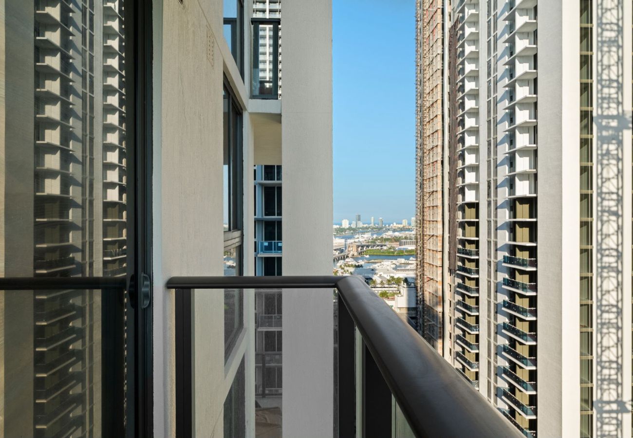Estudio en Miami - The Crosby · Miami Worldcenter Studio