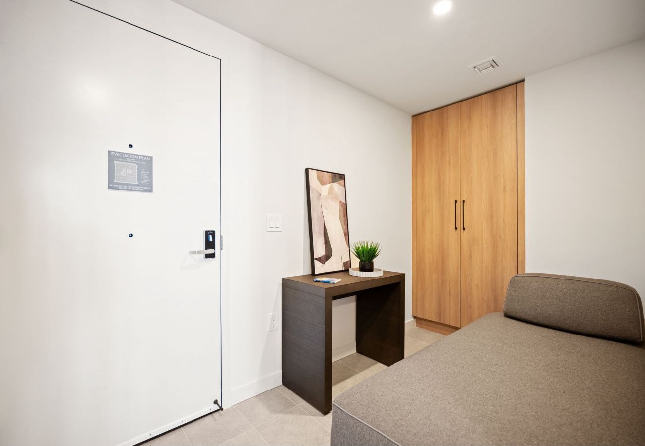 Apartamento en Miami - 501 First Spacious 1BR + Den | Balcony & City Living