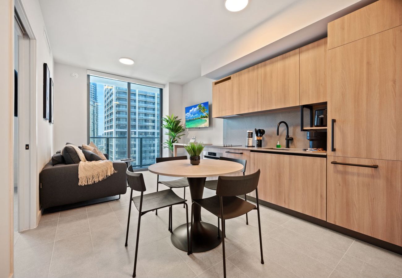 Apartamento en Miami - 501 First Spacious 1BR + Den | Balcony & City Living