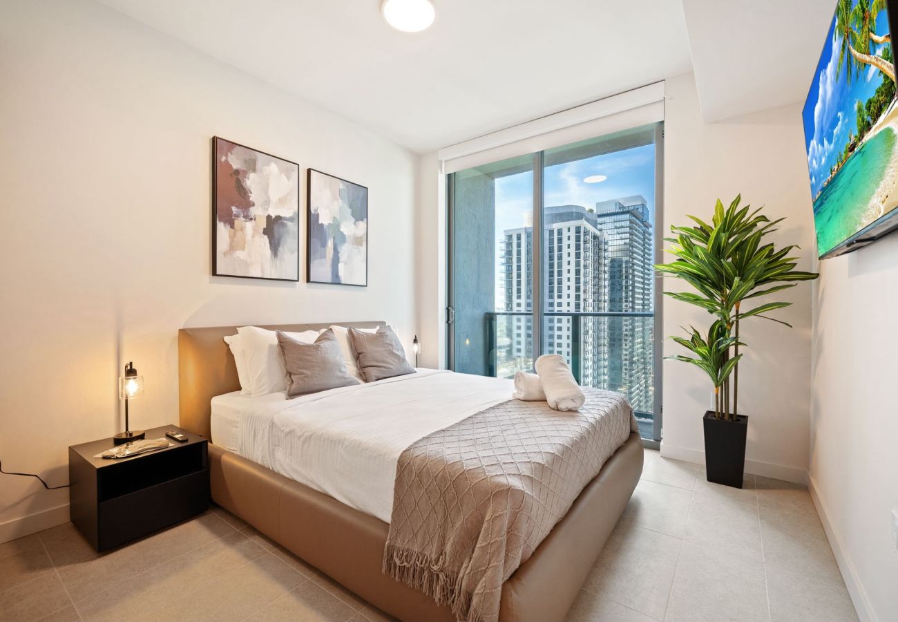 Apartamento en Miami - 501 First Spacious 1BR + Den | Balcony & City Living