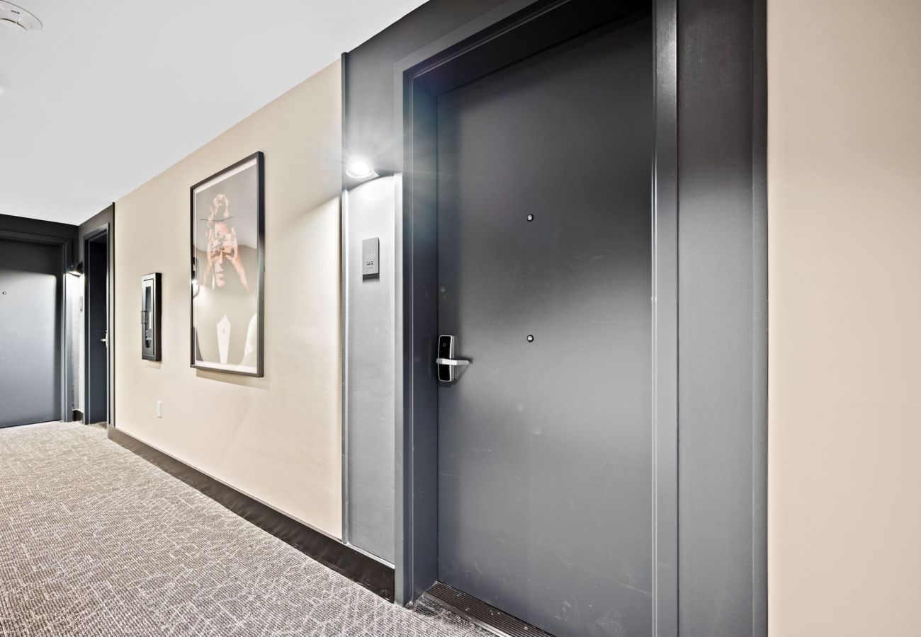 Apartamento en Miami - 501 First Spacious 1BR + Den | Balcony & City Living