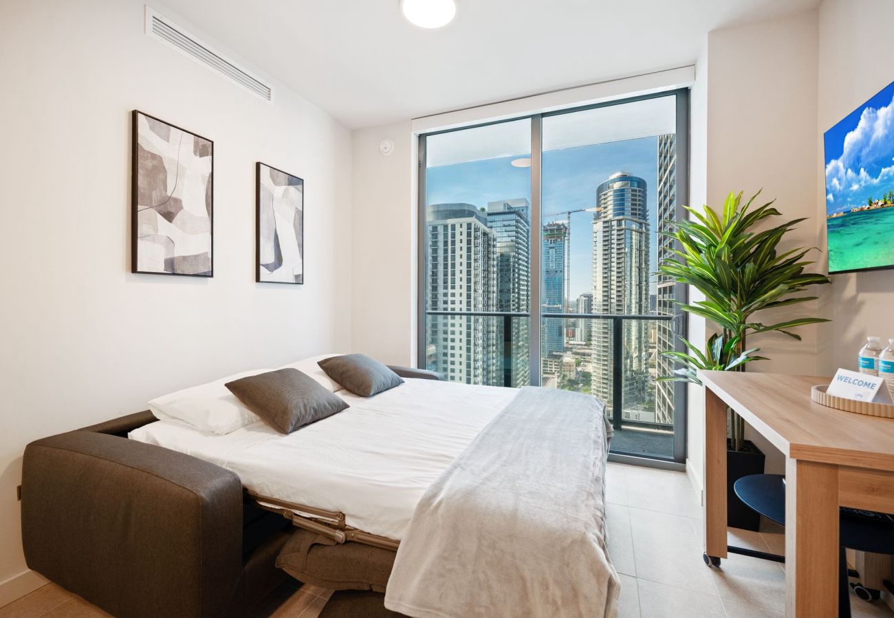 Apartamento en Miami - 501 First Spacious 1BR + Den | Balcony & City Living