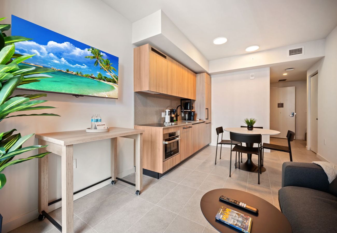 Apartamento en Miami - 501 First Spacious 1BR + Den | Balcony & City Living