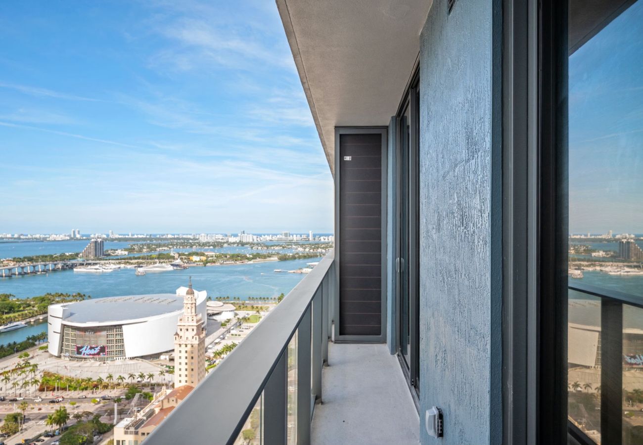 Apartamento en Miami - 501 First Spacious 1BR + Den | Balcony & City Living