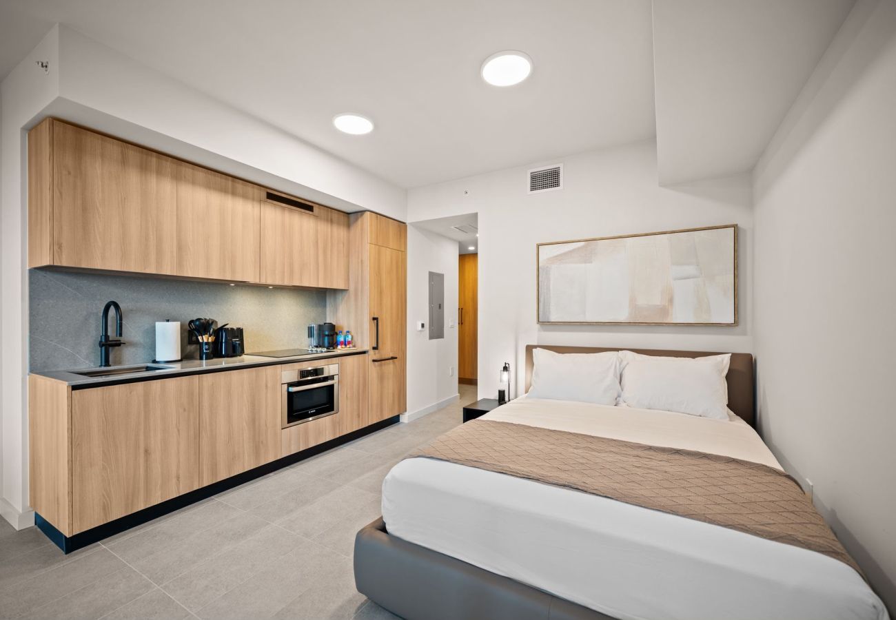 Estudio en Miami - 501 First Spacious Studio | Balcony & City Living