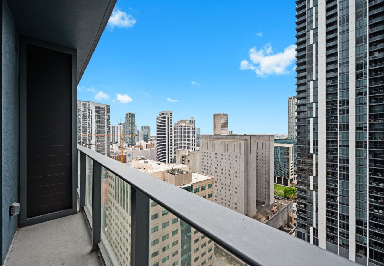 Estudio en Miami - 501 First Spacious Studio | Balcony & City Living