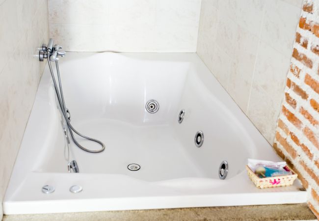 Aparthotel in Velayos - Double room with whirlpool bath