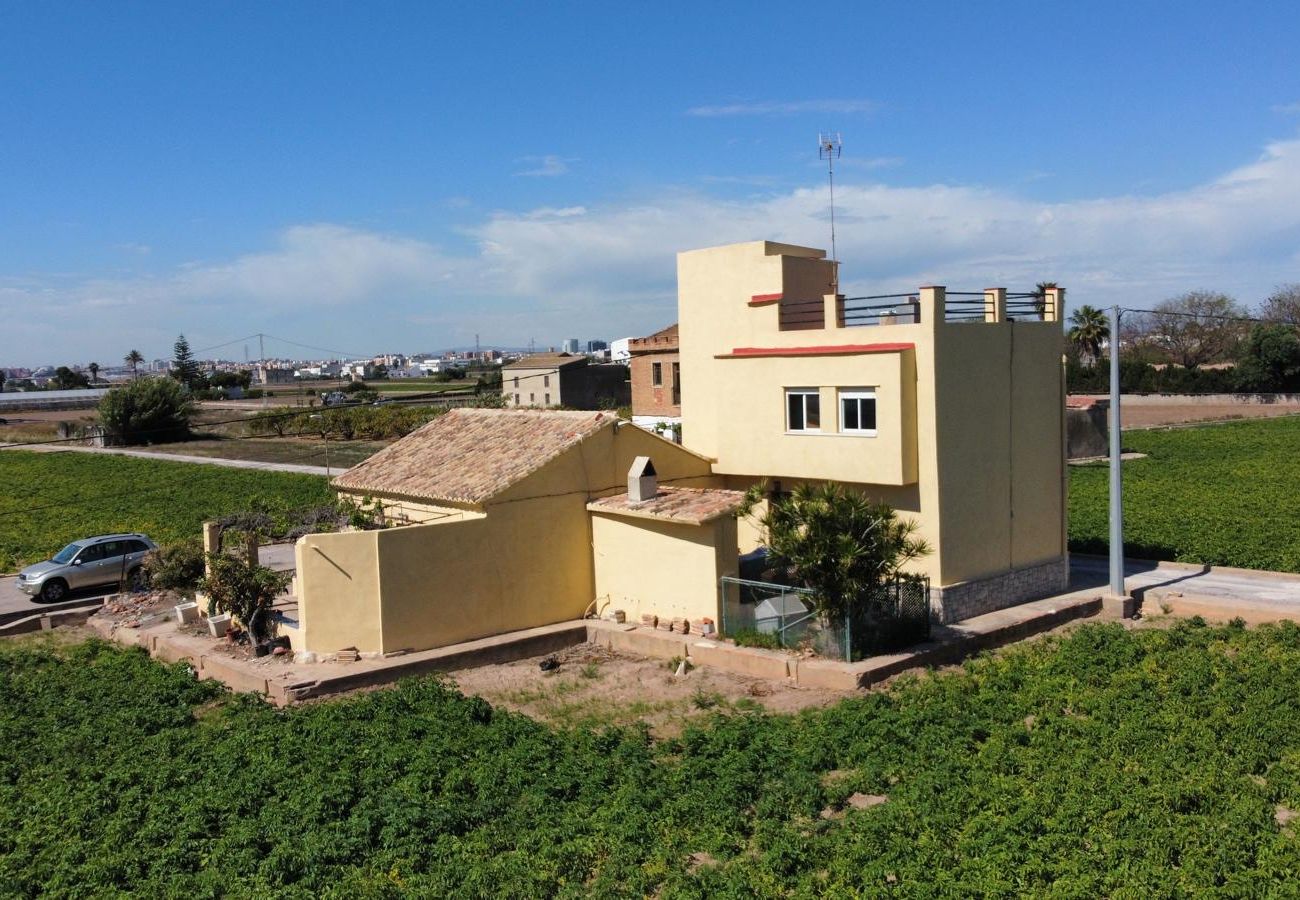 House in Alboraya / Alboraia - Seaside Serenity: Cozy Home with Garden and Terrace in Alboraya