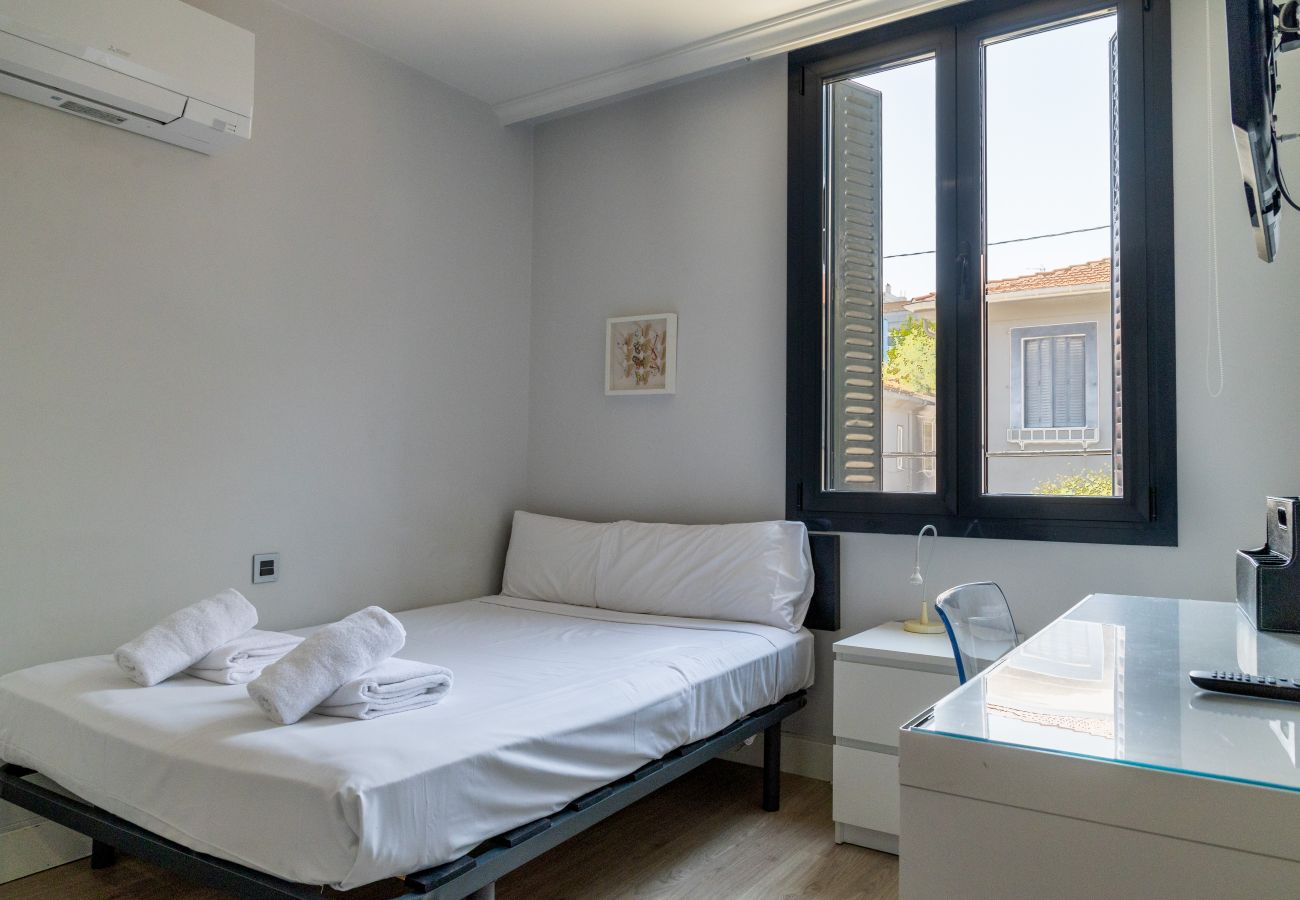 Rent by room in Madrid - Private and Comfortable Room in the Heart of Salamanca