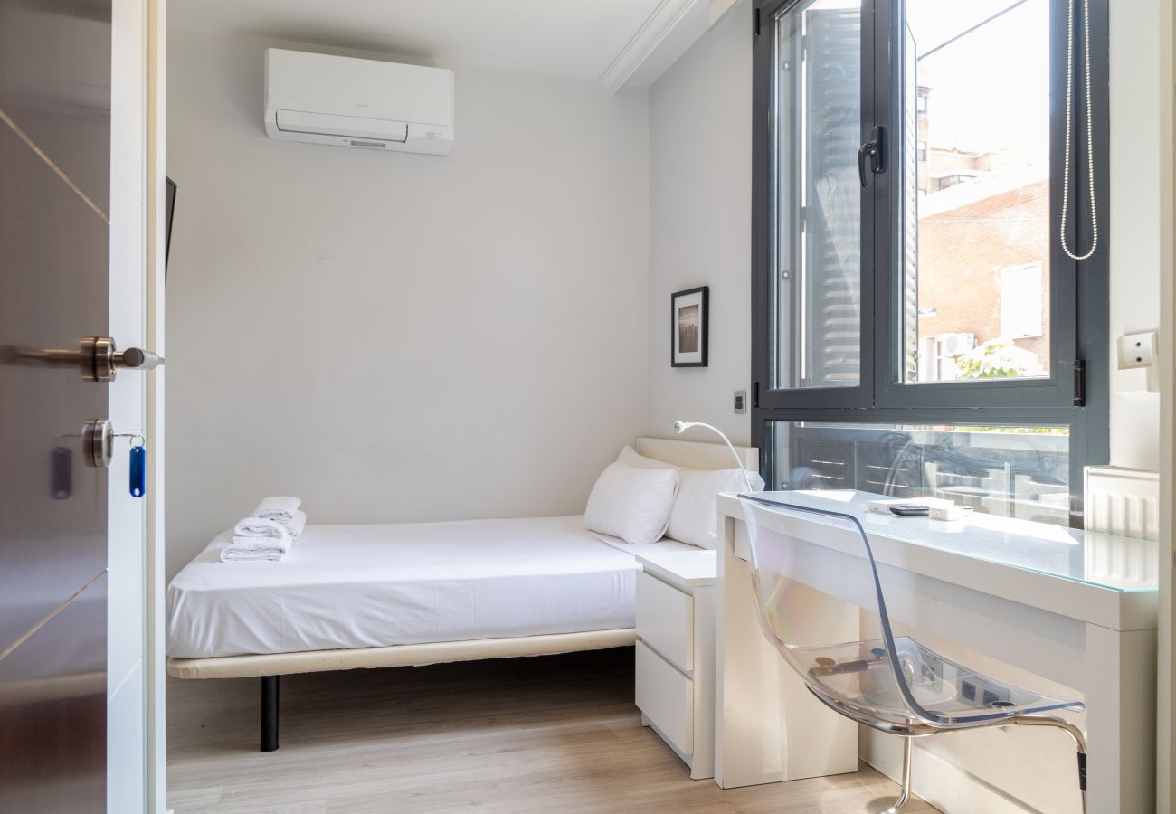 Rent by room in Madrid - Ideal Room for Travelers in the Heart of Madrid