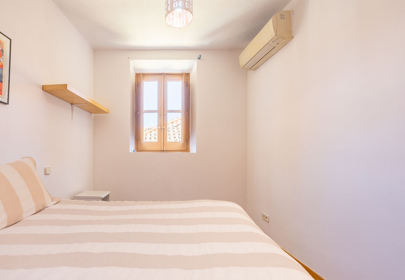 Apartment in Madrid - Modern Flat in La Latina – Perfect for Remote Work or Study