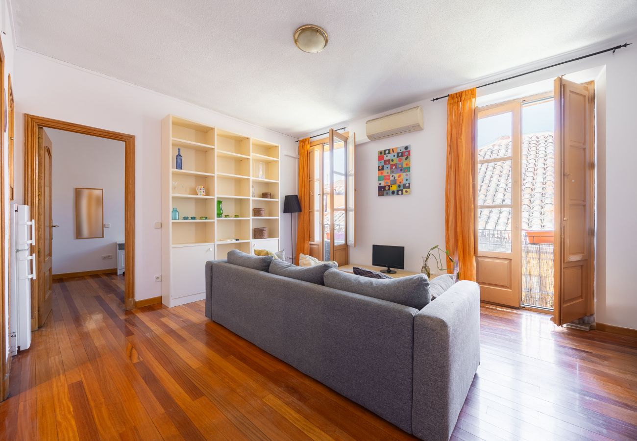 Apartment in Madrid - Modern Flat in La Latina – Perfect for Remote Work or Study