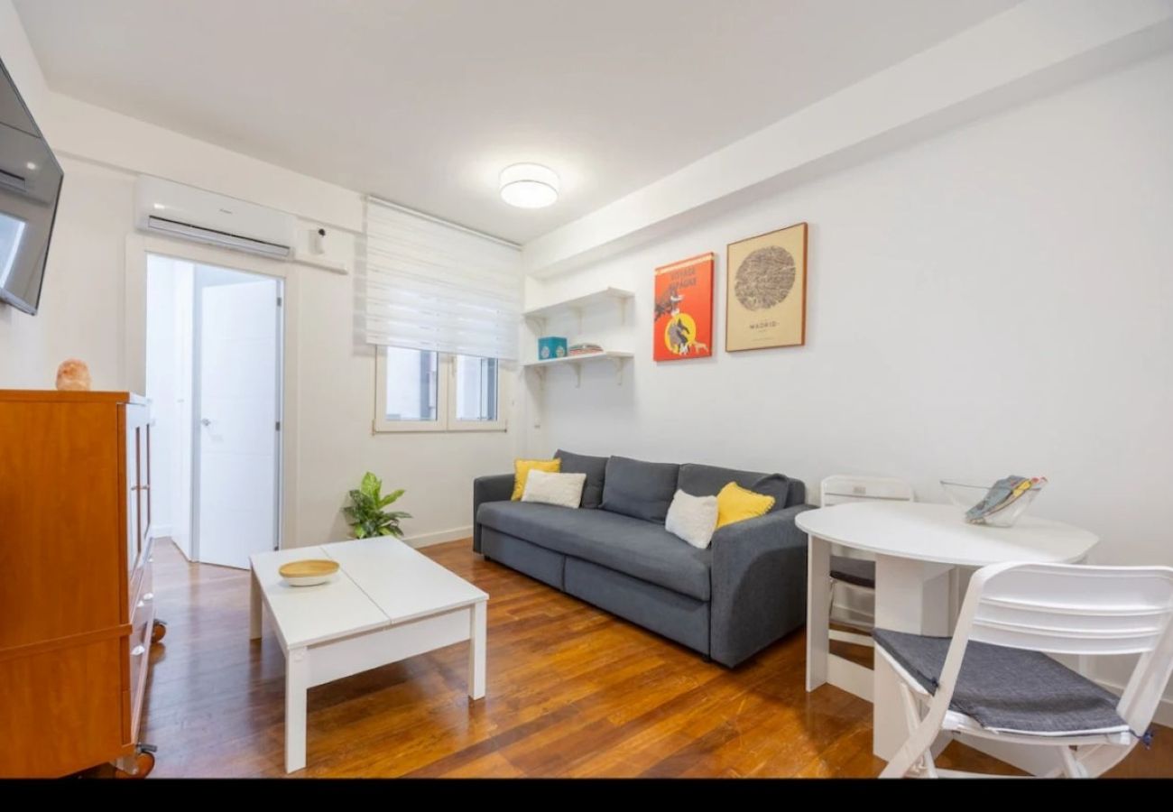 Apartment in Madrid - Stay in La Latina – Stylish Apartment for Work and Study