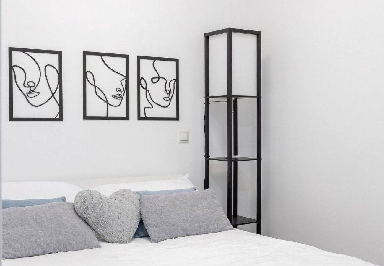 Apartment in Madrid - Stay in La Latina – Stylish Apartment for Work and Study