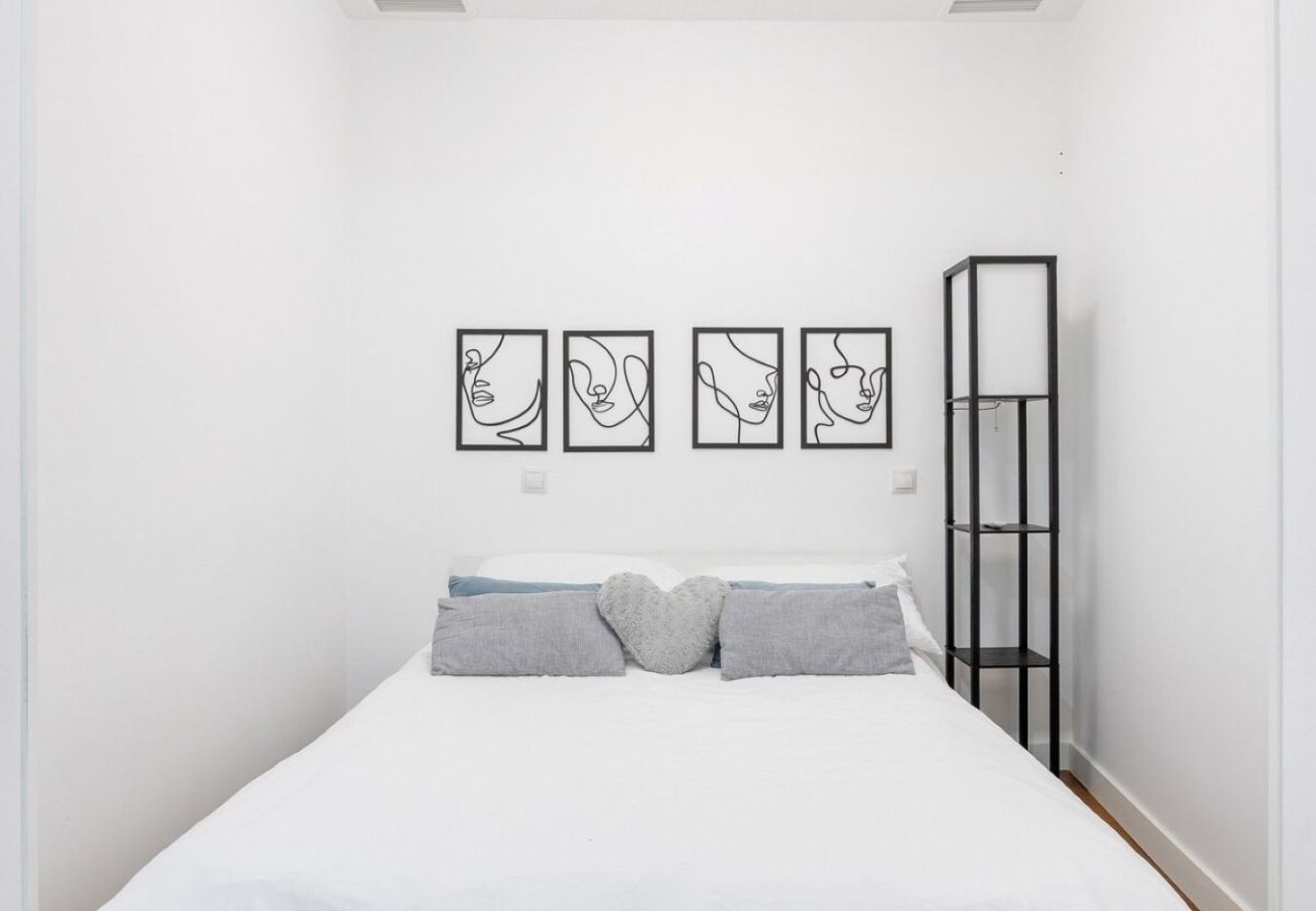 Apartment in Madrid - Stay in La Latina – Stylish Apartment for Work and Study