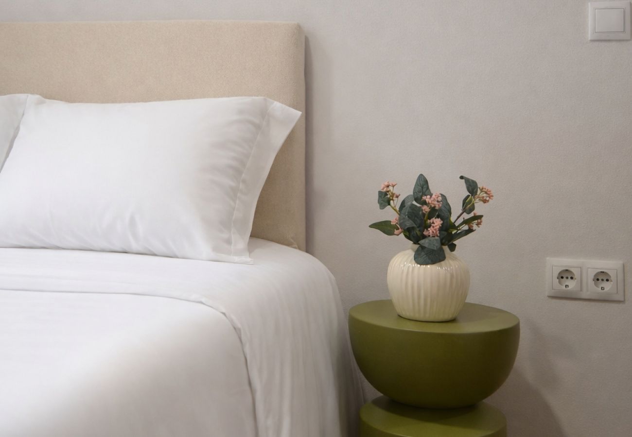 Rent by room in Madrid - C Las Ventas A