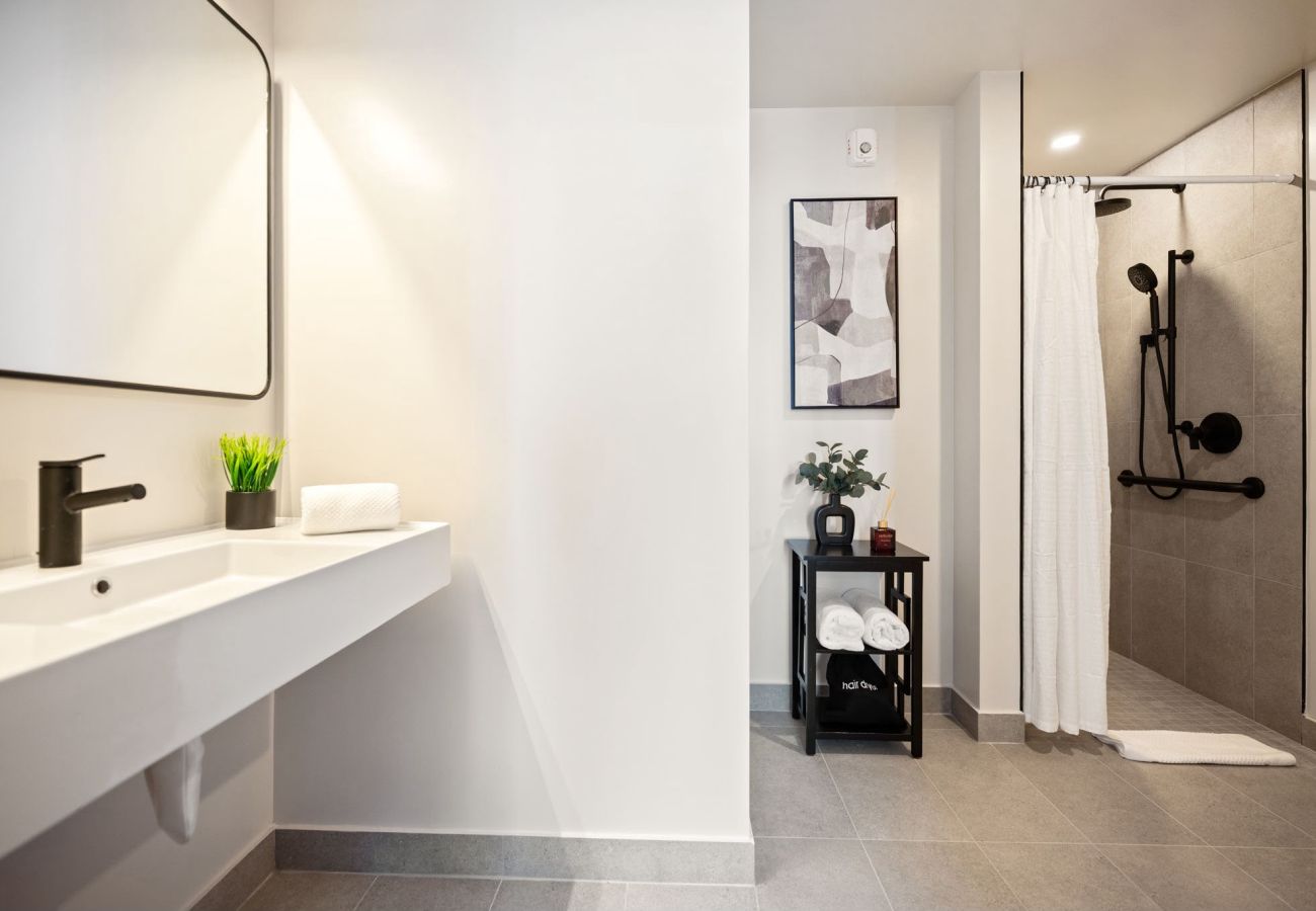 Apartment in Miami - 501 First Spacious 1BR + Den | Balcony & City Living