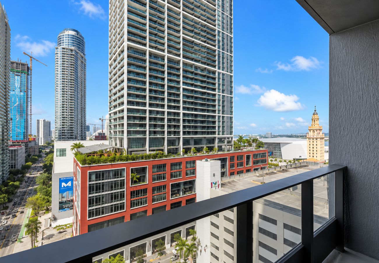 Studio in Miami - 501 First Spacious | Balcony & City Living